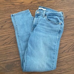 Levi’s Boyfriend light wash jeans